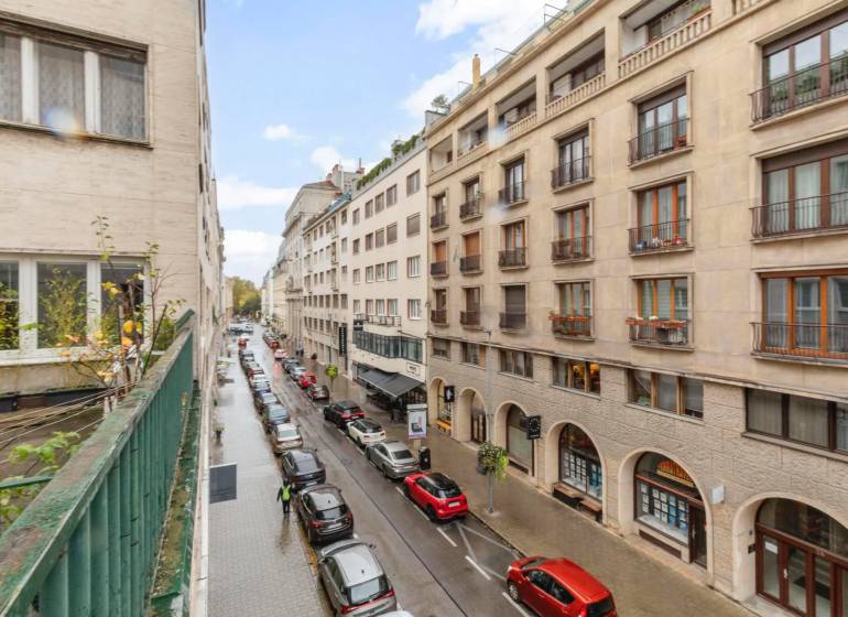 Predaj 4-izbový byt, 102m2, terasa 50m2, Bratislava-centrum, Gorkého - Ulica Praha - Nové Mesto s autami a bytovými domami z pohľadu balkóna.