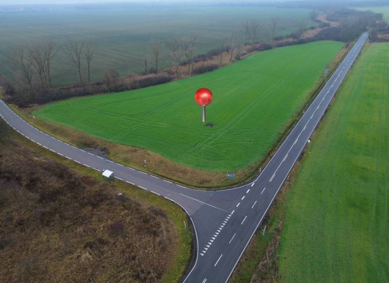 Znížená cena - Investičné pozemky  5722 m2 | Záhorská Ves - Križovatka blízko komerčných pozemkov v Záhorskej Vsi obklopená zelenými poliami.