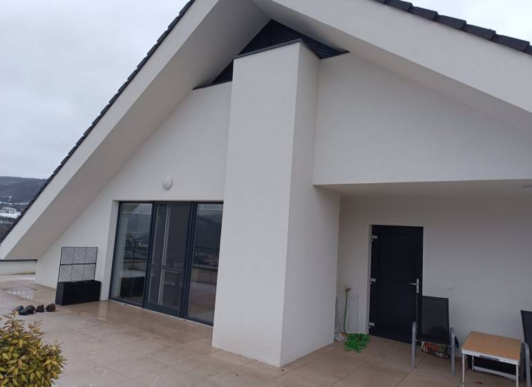 Štýlový 2-izbový byt s exkluzívnou terasou 102 m²  - Terasa s bielymi stenami a veľkými dverami, Nová Baňa, ulica Pod sekvojou.