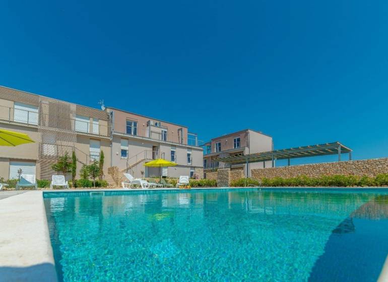 POVLJANA - dvojizbový apartmán D3 - 1. rad k moru - Rekreačný apartmán v Povljana s bazénom a lehátkami na ulici Povljana.