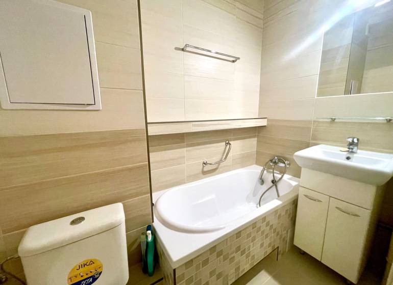 Predáj 1i čiastočne zrekonštruovaný byt s loggiou - Kúpeľňa s vaňou, umývadlom a toaletou v 1-izbovom byte.