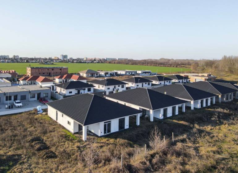 I PREDAJ novostavba 4i rodinného domu s terasou a záhradkou - Rodinné domy na Jabloňovej ulici v Šali s rovnými strechami obklopené zeleňou.