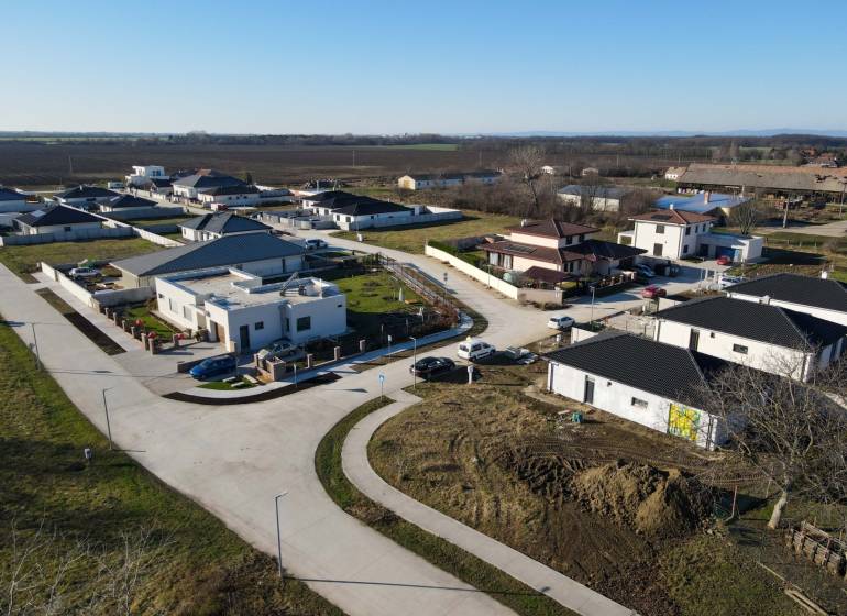 I NA PREDAJ 4i rodinný dom s veľkým pozemkom v Galante - Letecký pohľad na rodinné domy v Galante, obklopené prírodou a zeleňou.