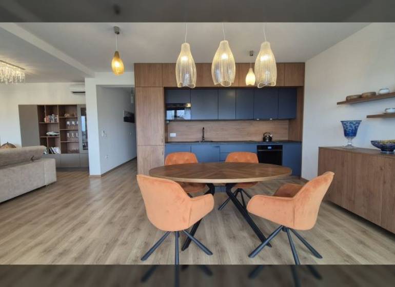  ZUKVE/VRSI - dvojizbový apartmán - 130 m od mora - Interiér rekreačného apartmánu s podlahou s dreveným dekorom a jedálenským stolom.