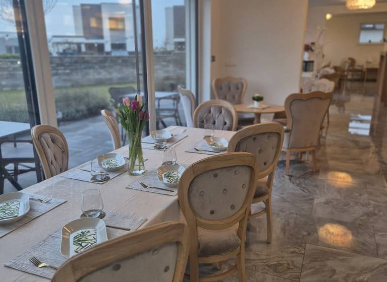 Ponúkame na prenájom zariadený podnikateľský priestor - kaviareň&bar. - Útulné gastro priestory s elegantným prestieraním, kvetmi a veľkými oknami.