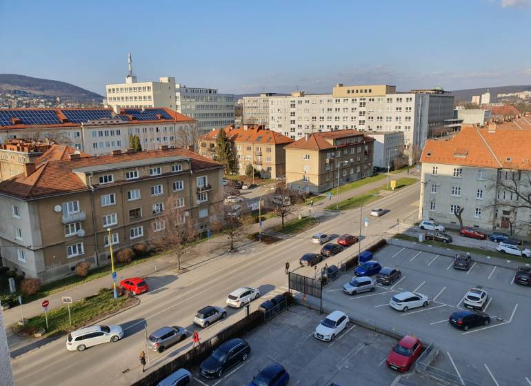 Na prenájom: kancelárske a obchodné priestory Letná 40,  Košice - Ulice s budovami a zaparkovanými autami v Košiciach, mestská časť Sever, Letná.