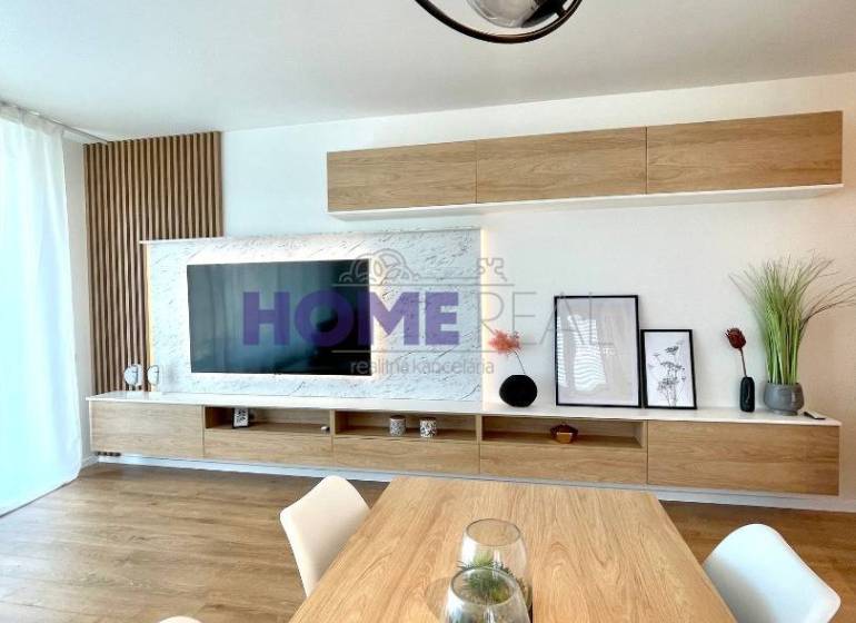 MODERNE A PRAKTICKY ZARIADENÝ 3 IZB. BYT V NOVOSTAVBE NA BOROCH. - Svetlá obývacia izba v 3-izbovom byte s podlahou s dreveným dekorom a moderným líniovým osvetlením.