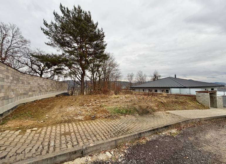 Predaj: Stavebný pozemok 400m2 v Bytči vo vilovej štvrti (MO) - Pozemok na bývanie vo Veľkej Bytči v meste Bytča s chodníkom a stromami.