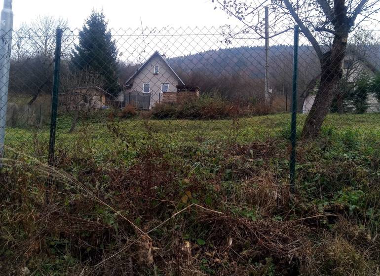 KONSKÉ - pozemok 1108 m2,okr. Martin  - Vidiecky dom obklopený zeleňou a stromami, ideálny na pozemky - bývanie.