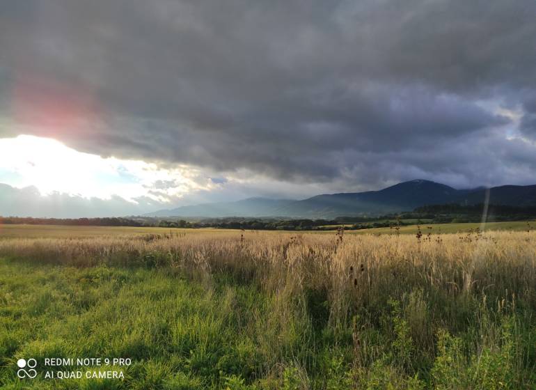 HORNÁ ŠTUBŇA - stavebný pozemok /1003 m2/ - Trávnaté pozemky, ideálne na bývanie s výhľadom na kopce a dramatickú oblohu.