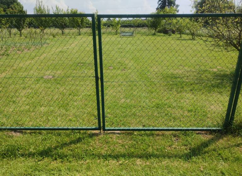 LIPOVEC - Rekreačný pozemok záhrada 890m2 vhodné aj na mobilný dom - Rekreačné pozemky v Lipovci s oplotením a zeleným trávnikom pod stromami.