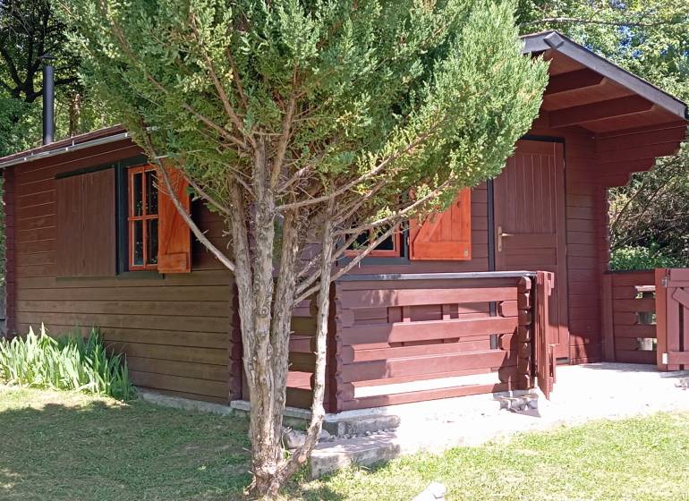 TURANY- krásna chata na pozemku 700m2 - Drevená chata na ulici Černík obklopená zeleňou a slnečným počasím.