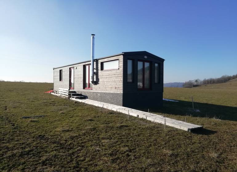 BRHLOVCE -pozemok 861m2 na výstavbu rodinného domu ,Kamenný Chotár - Výstavba domov na Kamennom potoku v Brhlovciach zobrazuje drevenú konštrukciu na lúke.