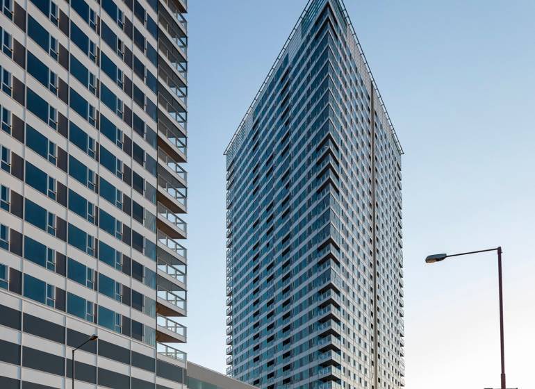 PREDAJ Garážové státie v projekte Panorama City - Moderné výškové budovy v Bratislave - Starom Meste na Landererovej ulici, pri garážach.