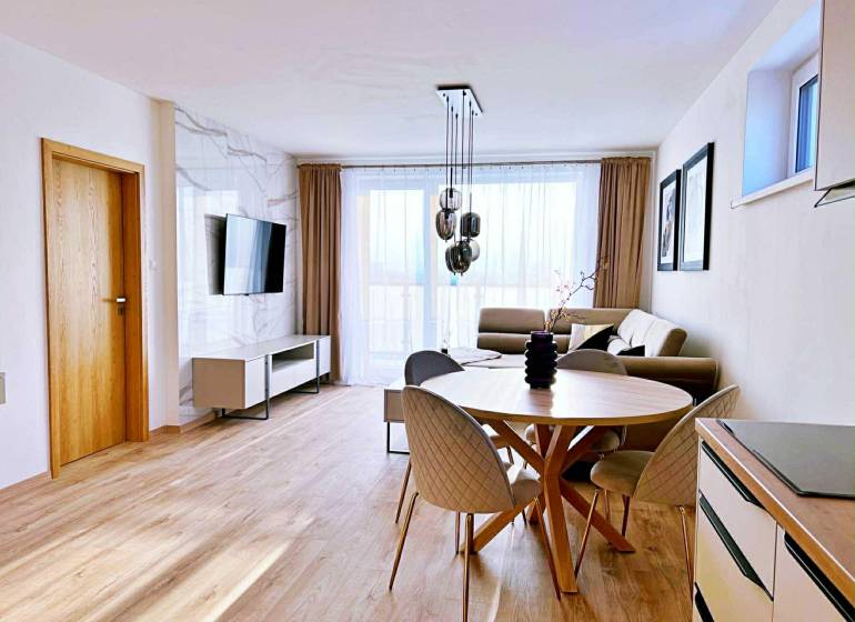 NADŠTANDARDNÝ 3-IZBOVÝ BYT NA PRENÁJOM | Byty Solivarská, Prešov - Obývacia izba v 3-izbovom byte so svetlým nábytkom a podlahou s dreveným dekorom.