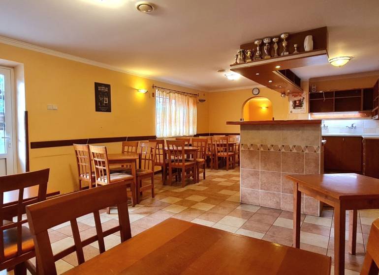 Predaj Domu (obchodného priestoru) v obci Lovča - Jedáleň s dreveným nábytkom a barovým pultom v rodinnom dome.