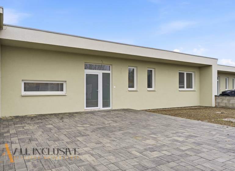 Na predaj 4-izbové novostavby, Veľká Paka - Rodinný dom na Čukárskej Pake vo Veľkej Pake s spevnenou betónovou plochou.