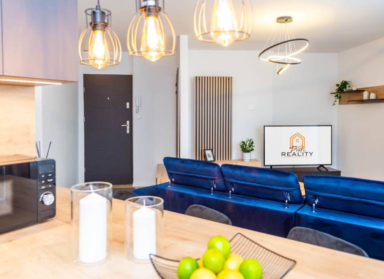 PRENÁJOM | 3i byt v centre Prešova | ZARIADENÝ - Kuchyňa s modrou sedačkou, svietidlami a mikrovlnkou v 3-izbovom byte.