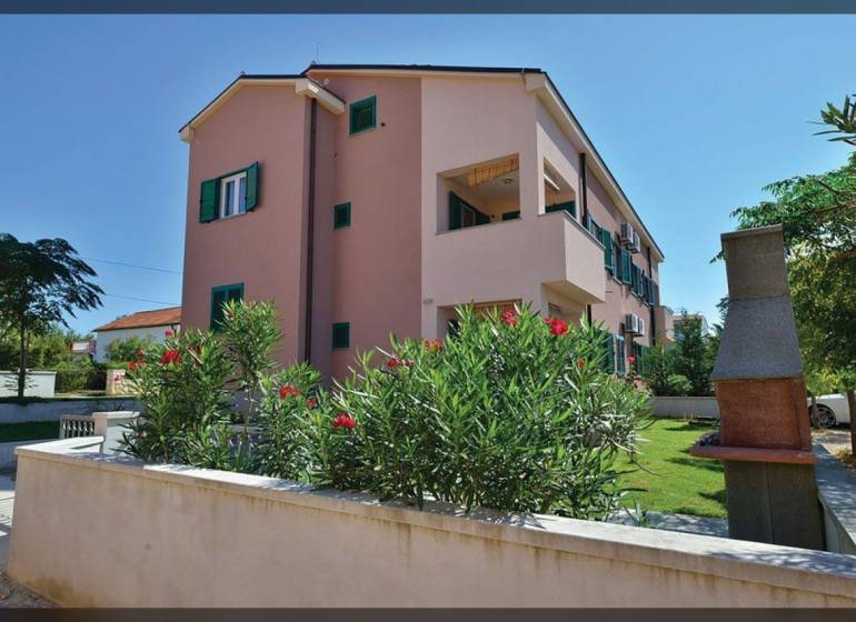 PRIVLAKA - BYT S4- dvojizbový byt 63,42 m2 vzdialený 150 m od mora - Exteriér 2-izbového bytu v Privlake na ulici Privlaka s upravenou záhradou.