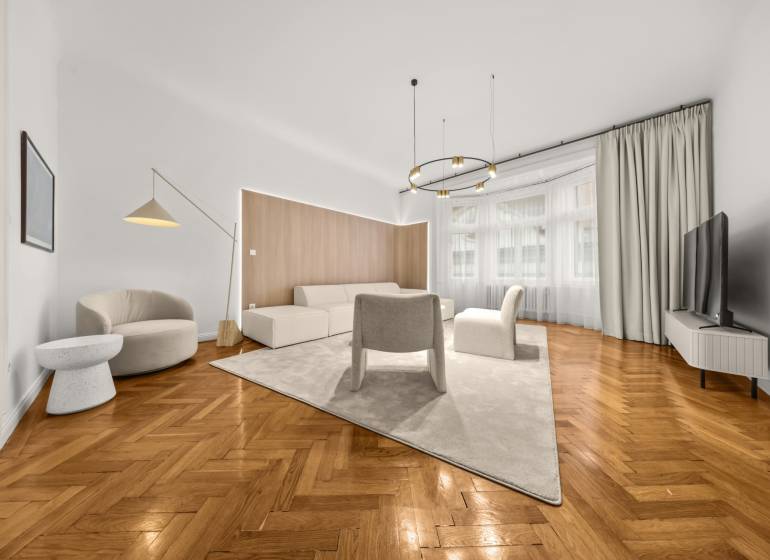  EXKLUZÍVNY, VEĽKOMETRÁŽNY 3i byt ( 130 m2 ), REKONŠTRUKCIA, CENTRUM - Obývacia izba s podlahou s dreveným dekorom, bielym nábytkom a veľkými oknami v 3-izbovom byte.