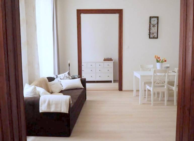 U NÁS !!! Pekný 2i byt, CENTRUM, REKONŠTRUKCIA, Klobučnícka ulica - Svetlý interiér 2-izbového bytu, pohodlná sedačka, jedálenský stôl, Klobučnícka.