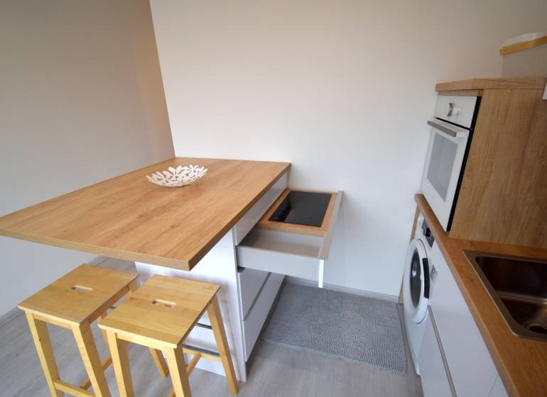 SLNEČNÝ 2i byt, REKONŠTRUKCIA, 2 X SAMOST.IZBA, BALKÓN, Haburská ulica - Kuchyňa v 2-izbovom byte s varnou doskou, rúrou a barovým pultom.