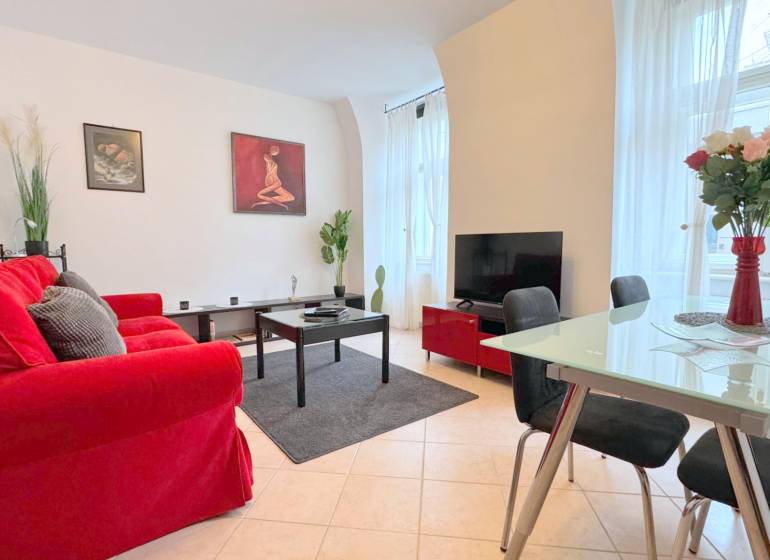 EXKLUZÍVNE, Štýlový 2i byt,, Hviezdoslavovo námestie, Staré.Mesto  - Svetlý interiér s červeným gaučom, jedálenským stolom; štýlový 2-izbový byt na Hviezdoslavovo námestie.