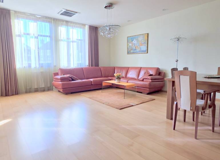 VEĽKOMETRÁŽNY 3i byt, 3 x NEPRIECHODNÁ IZBA, KLÍMA, BALKÓN, Nám.SNP - Svetlá obývačka v 3-izbovom byte s rohovou sedačkou a jedálenským stolom.