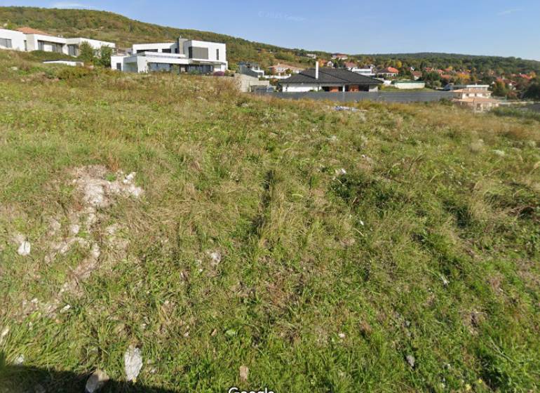 PREDAJ SP V LIMBACHU - 1165 m2 - Pozemok na ulici Cintorínska vhodný pre bývanie, obklopený modernou zástavbou a prírodou.