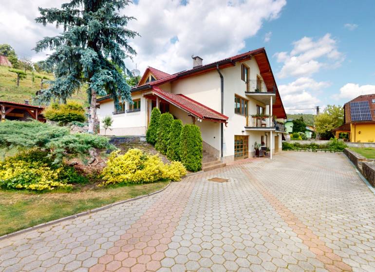 Na predaj Rodinný dom -rezort - Banská Bystrica 4500m2 - Rodinný dom na ulici Pod zámkom v Slovenskej Ľupči s okrasnou záhradou a garážou.