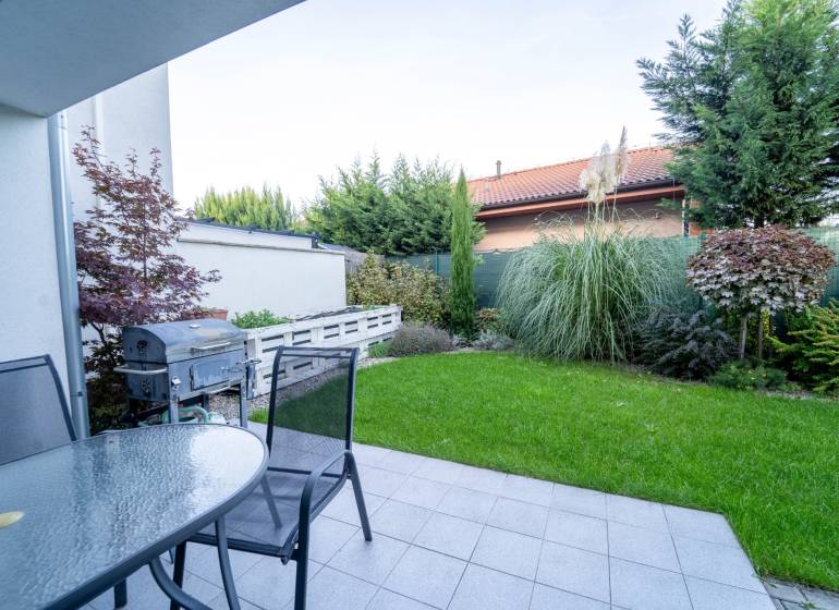 ATRAKTÍVNY 2 IZBOVÝ BYT S VLASTNOU ZÁHRADKOU a 3 parkovacími miestami - Terasa so záhradou a grilom pri 2-izbovom byte na Žitavskej ulici v Senci.