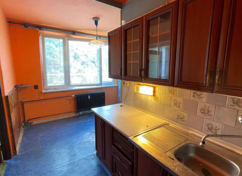 Na predaj veľký 3-izbový byt s lodžiou v Detve - Novosady - Kuchyňa v 3-izbovom byte so skrinkami, umývadlom a obkladačkami s rustikálnym vzorom.