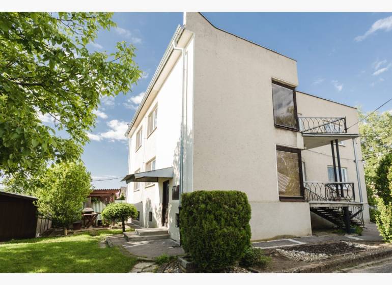 Dvojgeneračný rodinný dom s potenciálom | 2 bytové jednotky, TV - Rodinný dom na SNP ulici v Trebišove s udržiavanou zeleňou a balkónom.