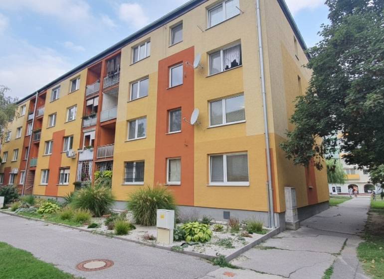 Na predaj: 2-izbový byt v centre mesta Galanta – časť Nová Doba - Bytový dom na ulici Nová Doba v Galante obklopený zeleňou a stromami.