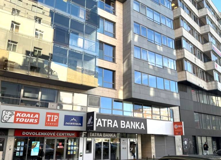 Krásny slnečný kancelársky priestor, BA Staré Mesto, Dunajská - Budova na Dunajskej v Bratislave - Staré Mesto, s kancelármiami a obchodnými priestormi.