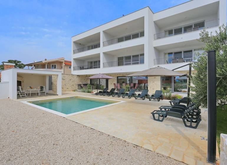 CHORVÁTSKO - VÝBORNÁ PONUKA! - 3-izbový apartmán - SUKOŠAN, Zadar - Apartmánový komplex s bazénom a terasou v meste Sukošan, ideálny pre relax.