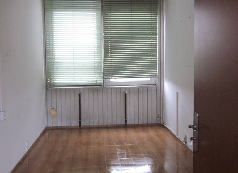 KOŠICE, NAD JAZEROM - Napájadlá: Malý SKLAD 13,2 m2 alebo kancelária - Izba s oknom, žalúziami a podlahou s dreveným dekorom v Skladoch a halách.