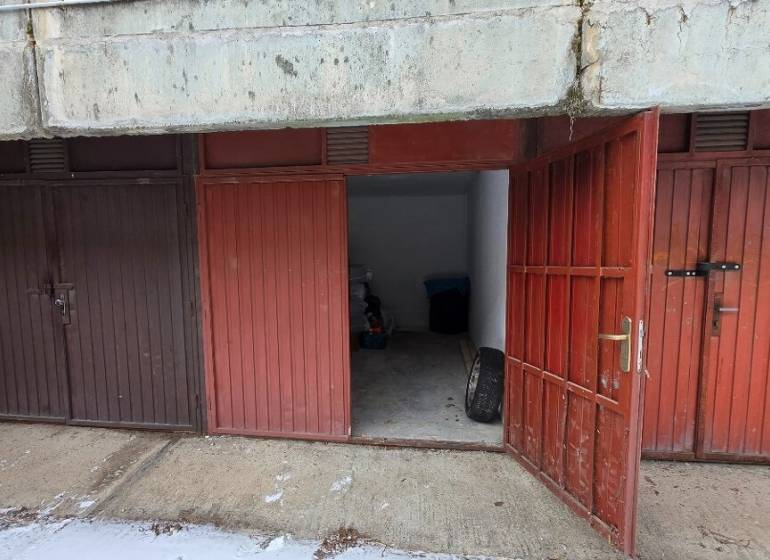 Samostatná garáž Bodvianska, Vrakuňa - Otvorené garáže na Bodvianskej ulici v Bratislave - Vrakuni, vnútri pneumatiky.