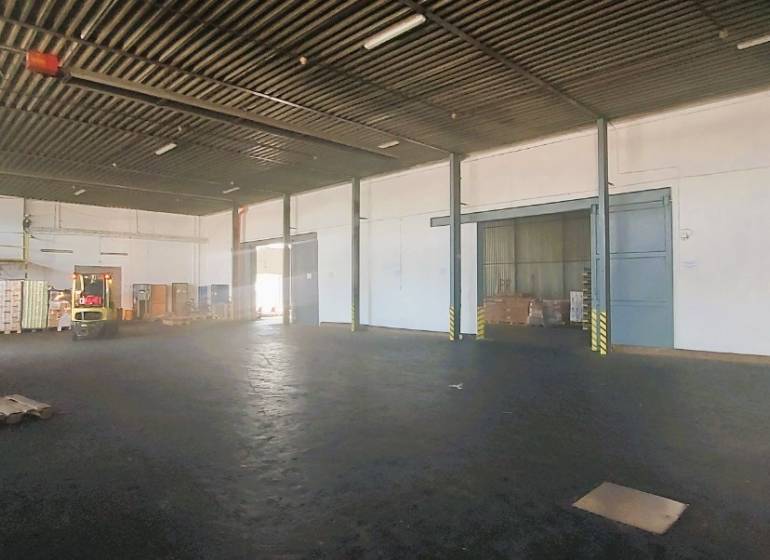 NA PRENÁJOM SKLAD 997 m2, KOŠICE - JUH - Priestory skladu s vysokým stropom a uskladneným tovarom, Sklady a haly.