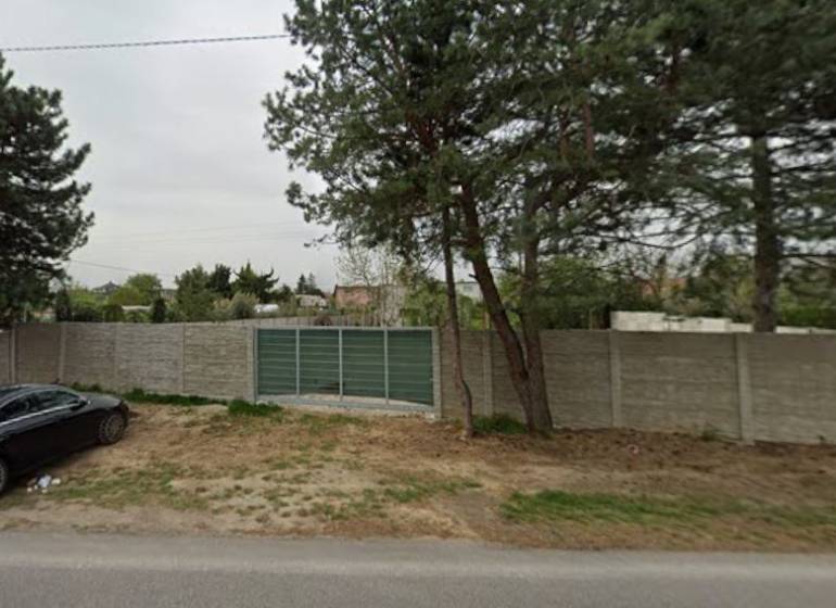 Na predaj pozemok na pohrebnicku činnosť Bernolákovo - Pozemky - komerčné na Dukelskej v Bernolákove s betónovým plotom a príjazdovou cestou.