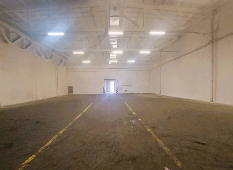 NA PRENÁJOM SKLAD 632 m2, KOŠICE - JUH - Prostorné Sklady a haly s bielymi stenami, rovnou podlahou a osvetlením zhora.