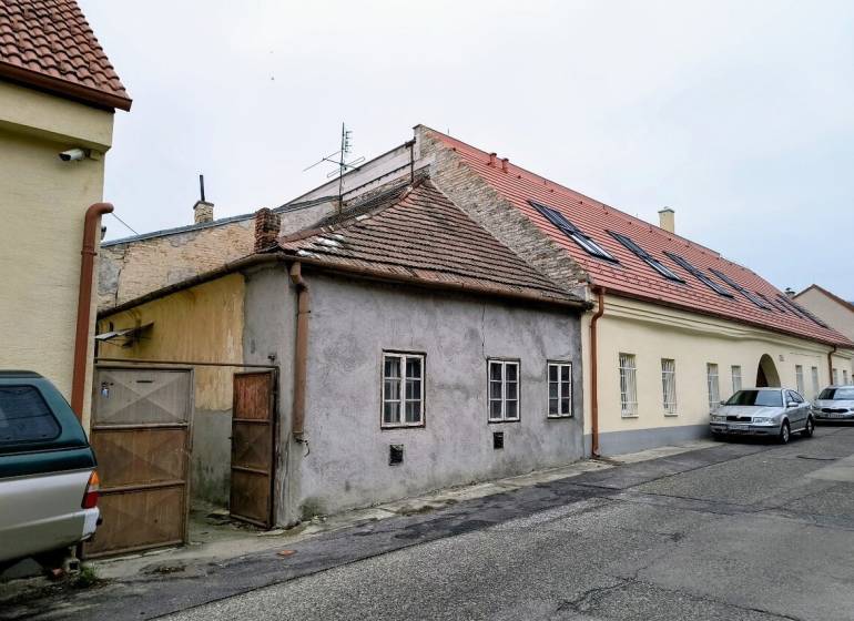 Rodinný dom Svätý Jur, centrum, pôvodný stav - Rodinný dom na Felcánovej ulici v Svätom Jure s jednoduchou fasádou.