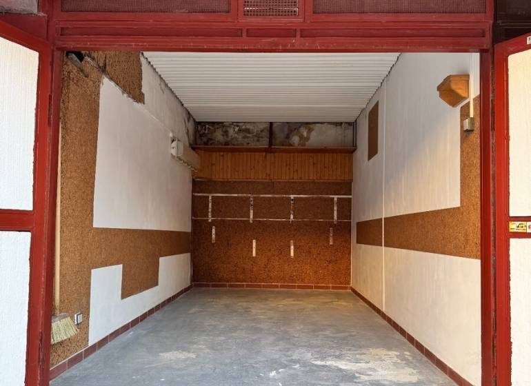 Garáž Bebravská ul., Vrakuňa s pozemkom - Hala garáže na Bebravskej ulici v Bratislave - Vrakuni, s vnútorným dokončením.