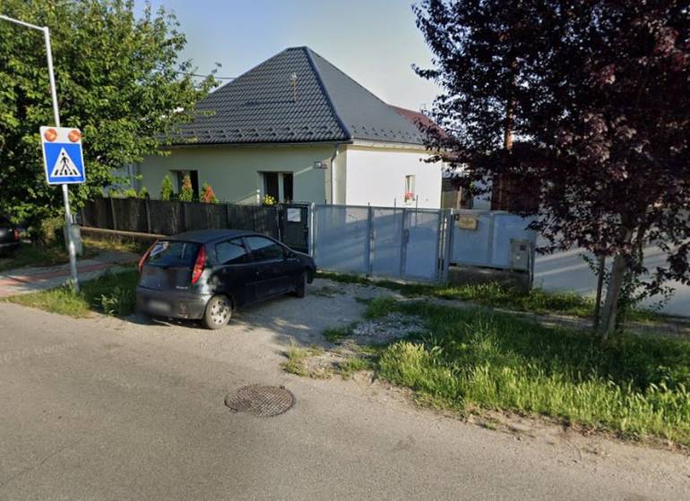 Na predaj kompletne zrekonštruovaný RD Bernolákovo -Trnavská - Rodinný dom na Trnavskej ulici v Bernolákove s autom zaparkovaným pred bránou.