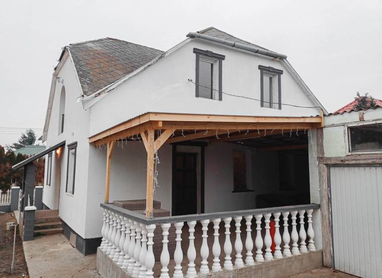 Rodinný dom, Maďarsko, obec Vizsoly - Rodinný dom vo Vizsoly s terasou, bielou fasádou a dreveným prístreškom.