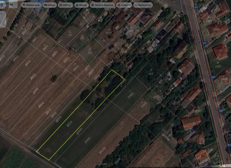 Predám pozemok v Mostovej - 2244m2  - Letecký pohľad na ulice Orechová a Podzáhradná, vidieť pozemky a bývanie v okolí.