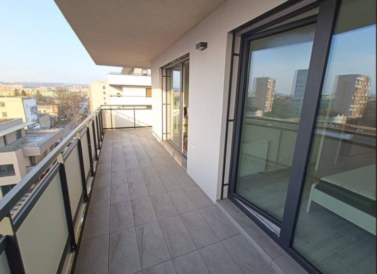 3 izbový byt , Košice - Staré mesto Albelli - Balkón 3-izbového bytu s výhľadom na Alvinczyho ulicu v Košiciach, mestská časť Staré Mesto.