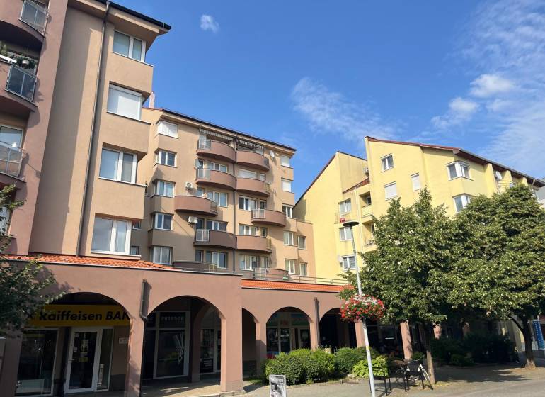 Predaj 4 izbový mezonetový byt na prestížnej ulici Senec  - Budova na Lichnerovej ulici v Senci s 4-izbovými bytmi, obchody a balkónmi.