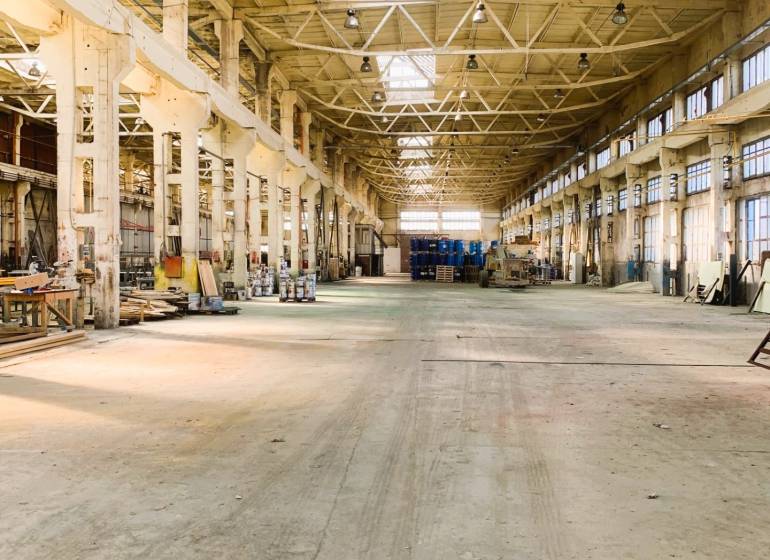 NA PRENÁJOM SKLADOVÁ A VÝROBNA HALA 1000 m2, v KOŠICIACH - Priemyselný interiér s vysokým stropom a oceľovou konštrukciou. Sklady a haly.