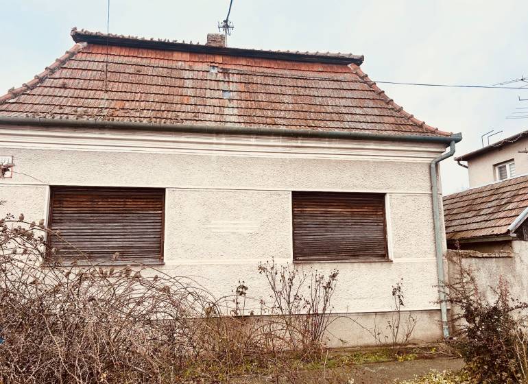 Predaj staršieho RD vo Dvoroch nad Žitavou - Rodinný dom na Bešeňovskej ulici v Dvoroch nad Žitavou s drevenou strechou.